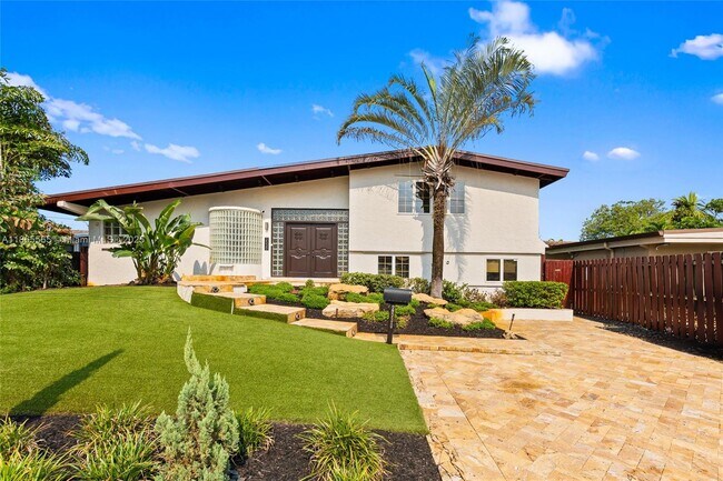 Building Photo - 2530 Okeechobee Ln
