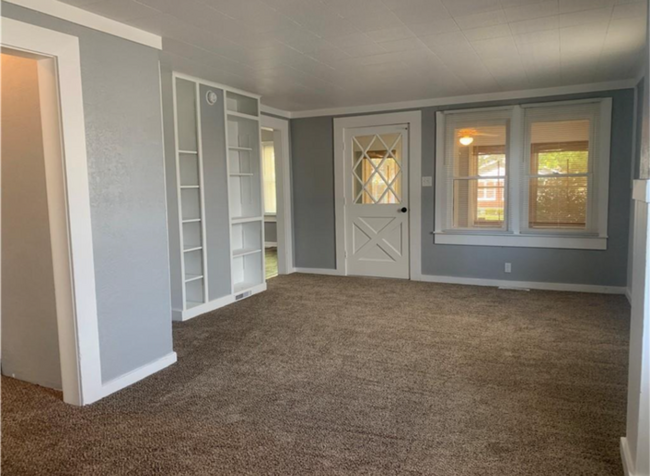 Building Photo - Cozy & Spacious Beech Grove Home Close to Everything