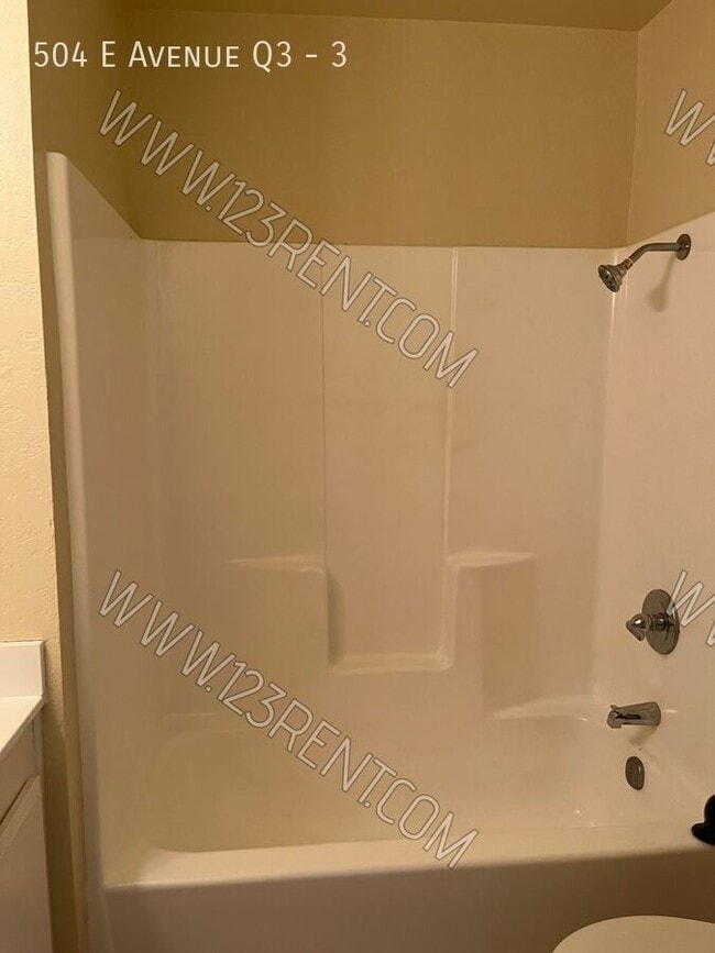 Building Photo - 504 E Ave Q3