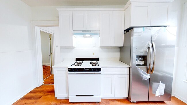 Building Photo - Spacious, Fully Renovated 3BR in Prime Eas...