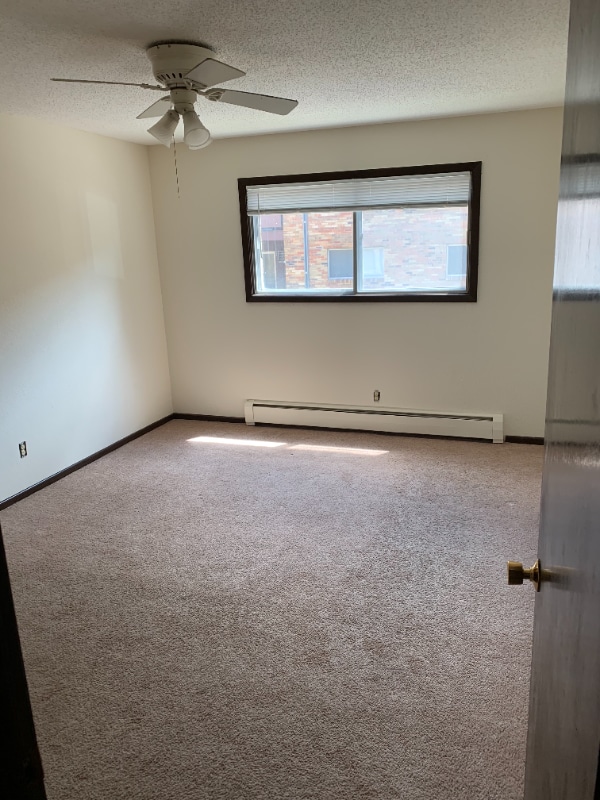 Building Photo - 995 St Albans St N