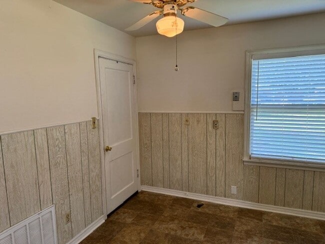 Building Photo - 2 bed, one bath in Norman with carport!