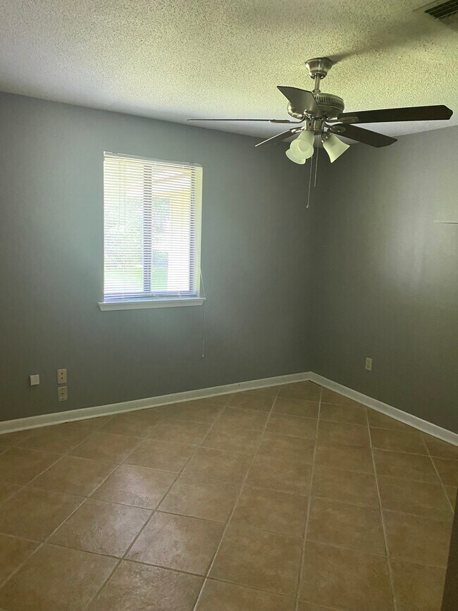 Building Photo - 56105 Diamondhead Dr E