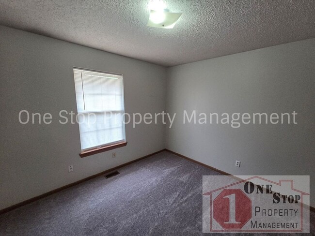 Building Photo - 3 Bedroom 1.5 Bathroom Duplex with 1 car garage in North Kansas City