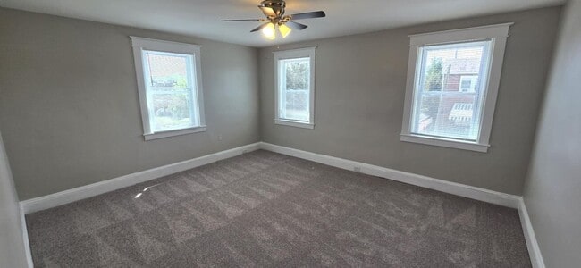 Building Photo - Huge 3-level 3 Bedroom - 2,500 sq/ft!