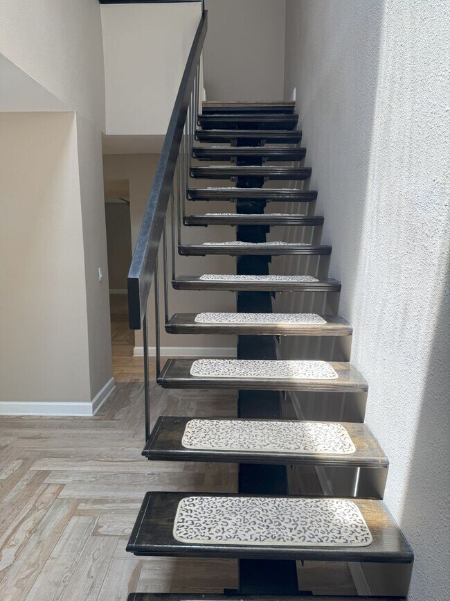 Building Photo - Beautifully updated 2 bedroom 2.5 bath tow...