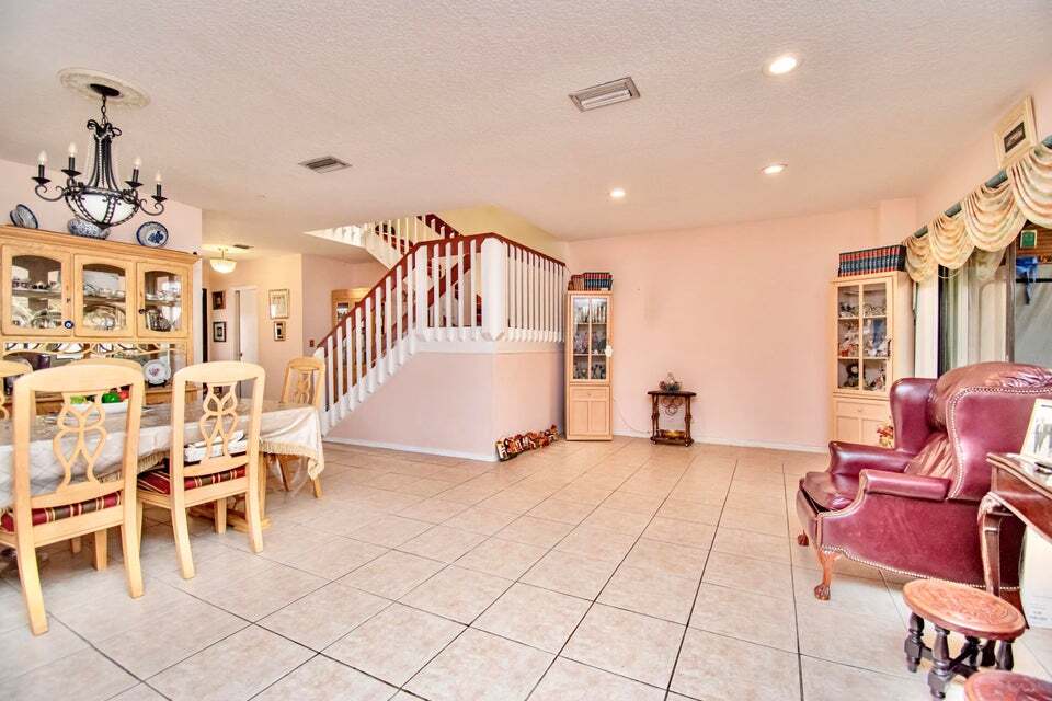 Building Photo - 6640 Thornhill Ct