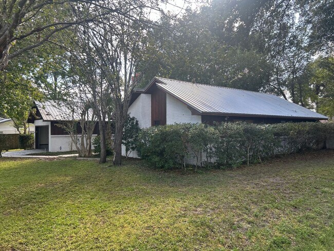 Building Photo - Spacious 3-Bedroom Home with Fenced Yard &...