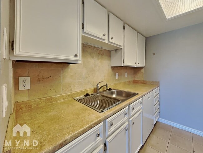 Building Photo - 7885 Barbara Ann Dr