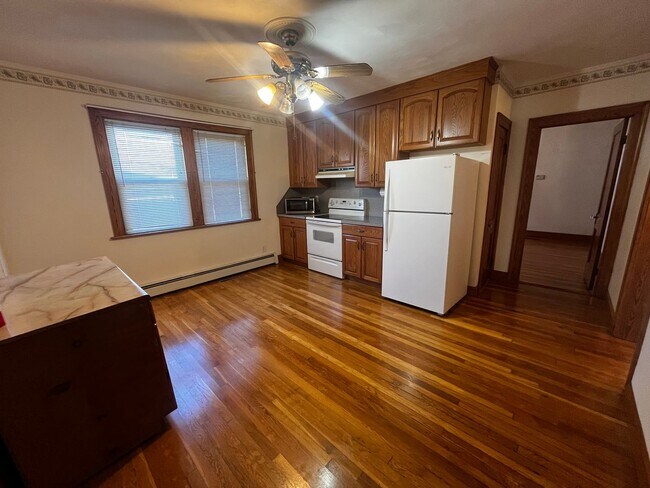 Building Photo - Charming 2-Bedroom First Floor Apartment i...