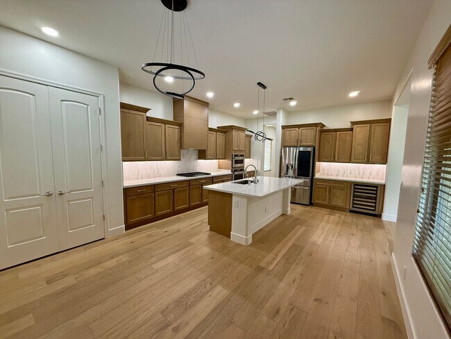 Building Photo - 1708 W Oberlin Way