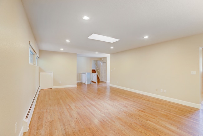 Building Photo - Spacious & Modern Home in Crestmoor Park!