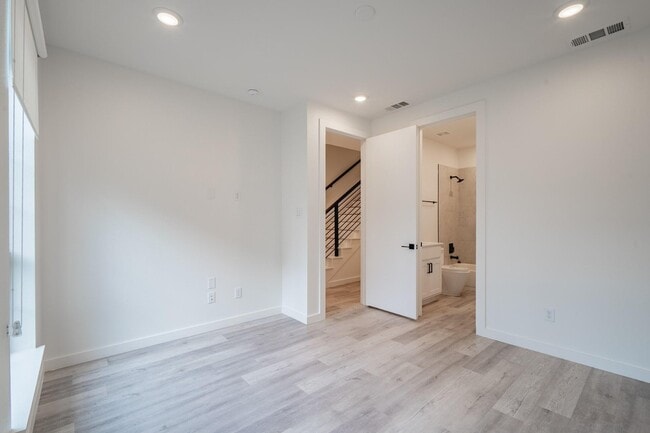 Building Photo - Gated Luxury Townhomes with yard + Roof Patio