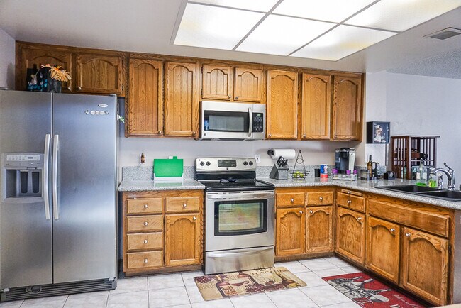 Building Photo - Beautiful 3 bed 2.5 bath Townhome in Orange
