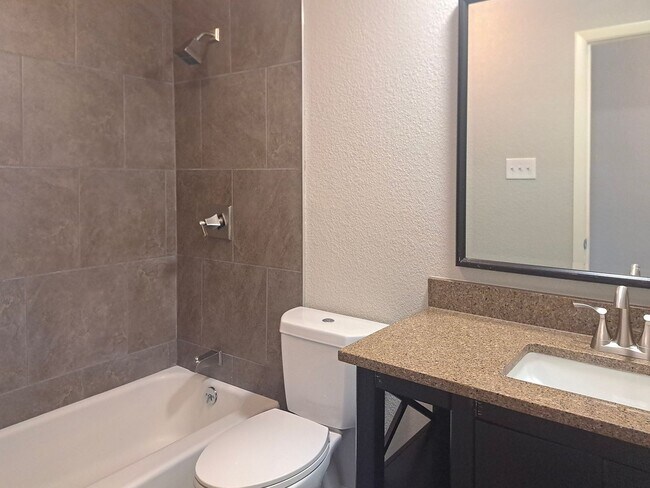 Building Photo - Spacious 3 bedroom 2 bath home w/ swimming...