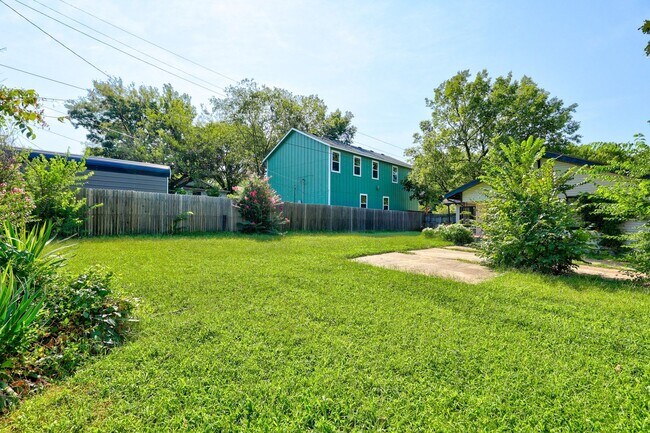 Building Photo - Fully Furnished in Owen Park!