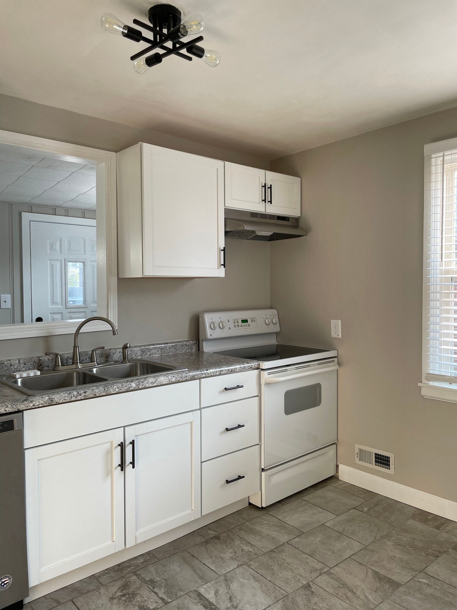 Building Photo - 306 E Washington St