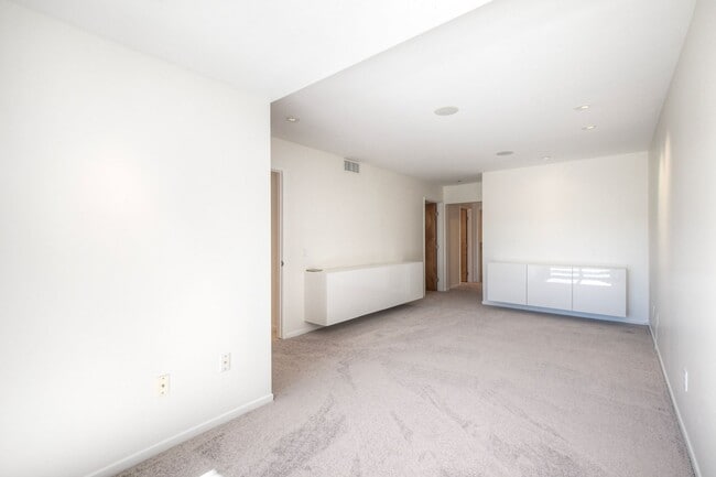 Building Photo - 2239 Del Mar Scenic Pkwy