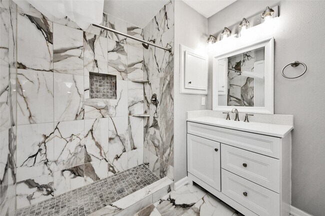 Building Photo - 15834 Fern Basin Dr