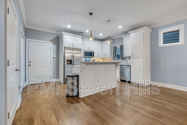 Building Photo - 828 N Duval St