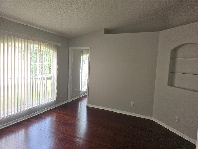 Den - 911 Wood Creek Dr