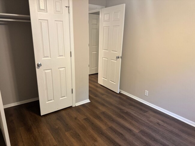 Building Photo - Charming 3 bed 2 bath Townhouse near Nippe...