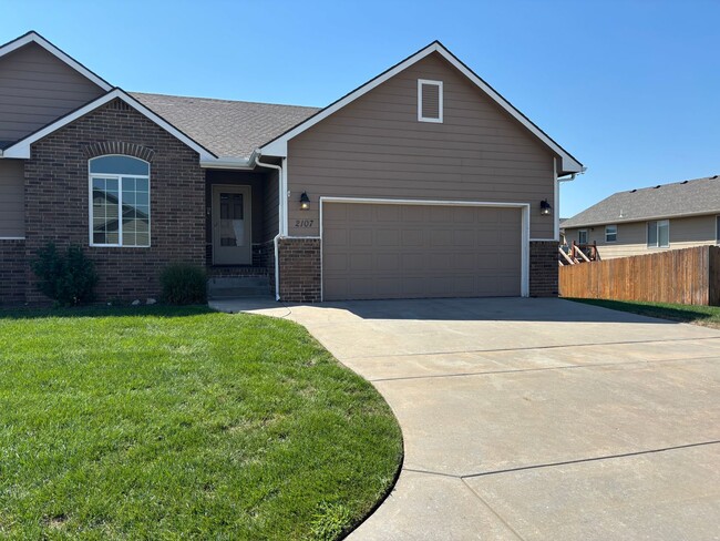 Building Photo - 2107/2111 Village Estates