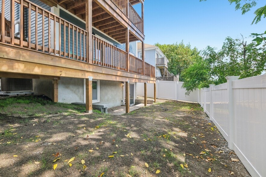 Building Photo - 34 Larch St