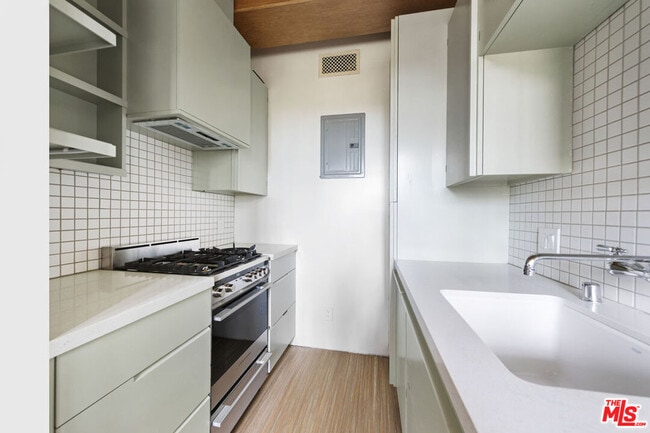 Building Photo - 1807 1/2 Edgecliffe Dr