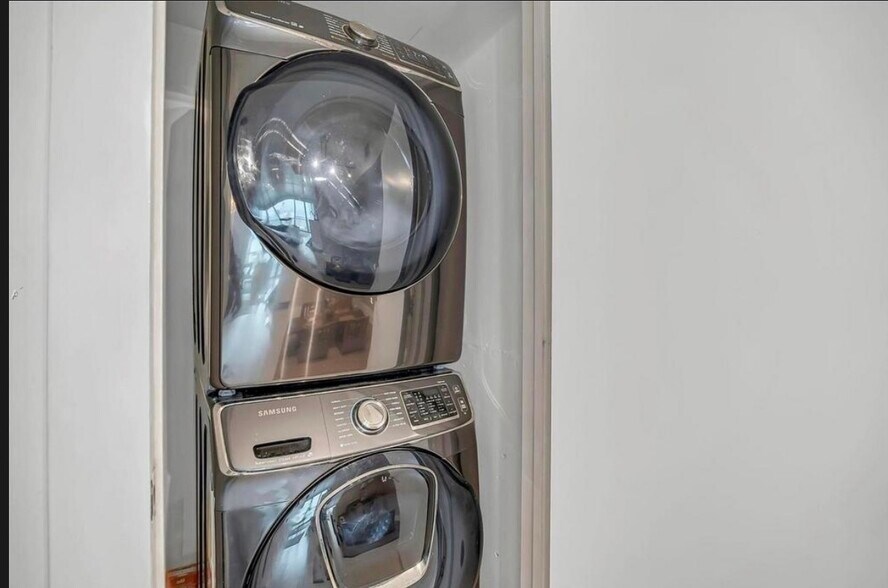 Building Photo - 500 Brickell Ave