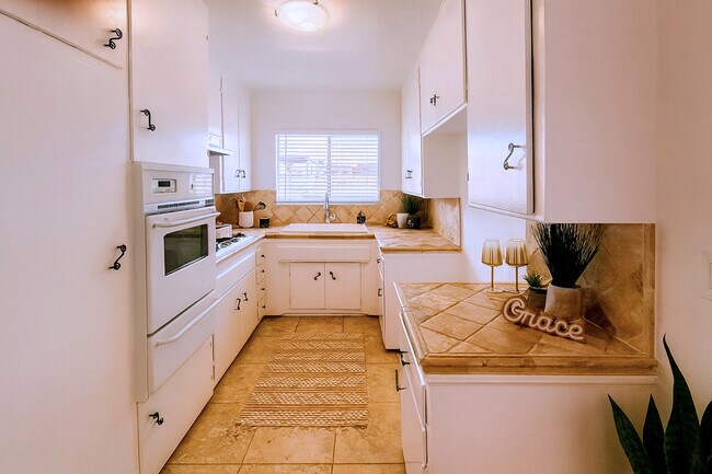 Building Photo - 216 S Gale Dr