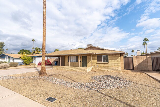 Building Photo - Great Property with a HUGE backyard in Tempe!