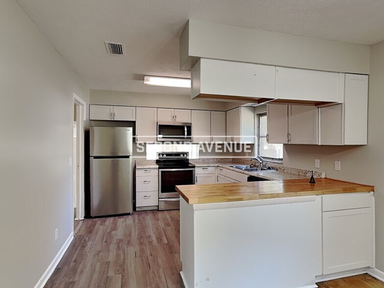 Building Photo - 5943 Jaguar Dr W