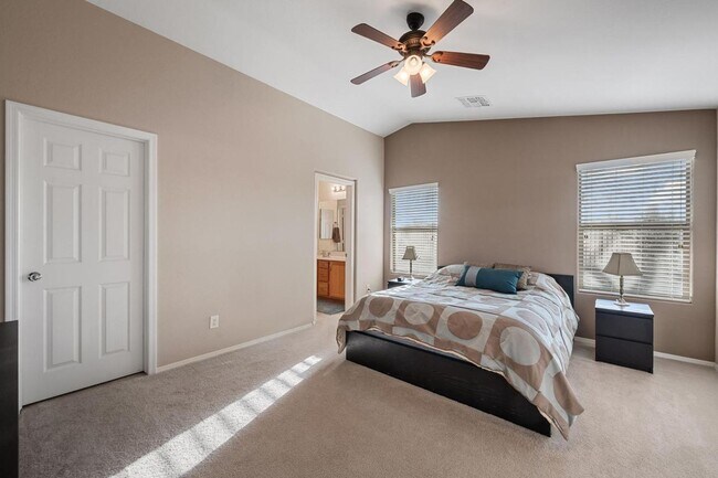 Building Photo - Move in ready 3 bedroom plus a den!