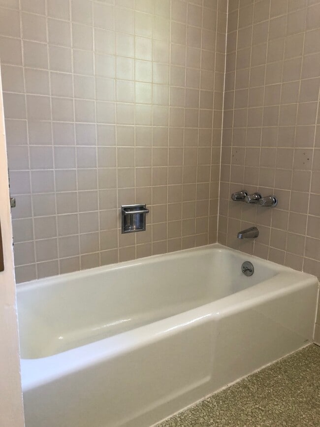 Building Photo - Wonderful University District 8 bedrooms house!