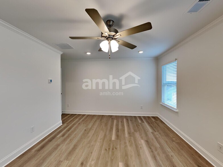 Building Photo - 1032 Highland Walk
