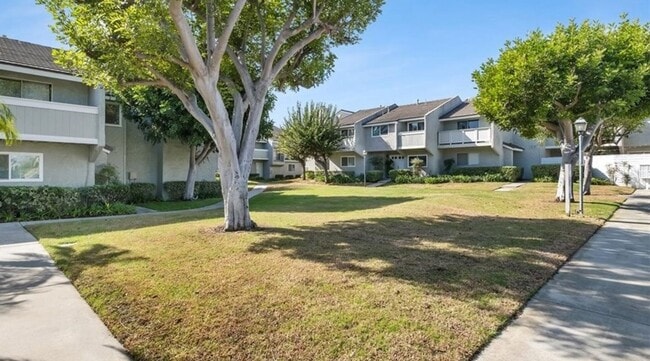 Building Photo - Beautiful 3 bed / 2.5 bath Townhome with Patio and 2 car garage in Huntington Beach