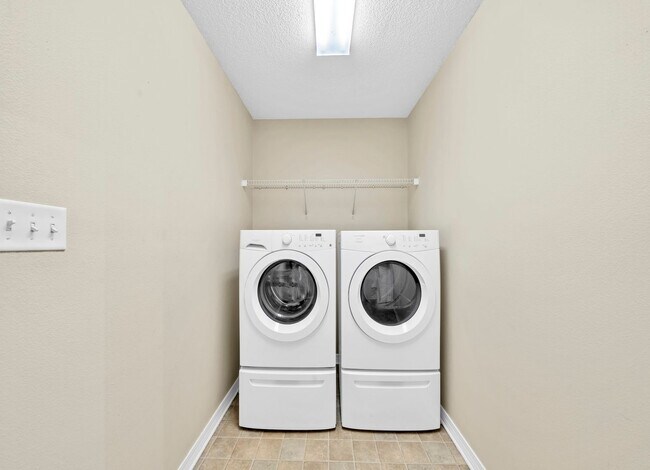 Building Photo - 4bed/2bath...Navarre home!