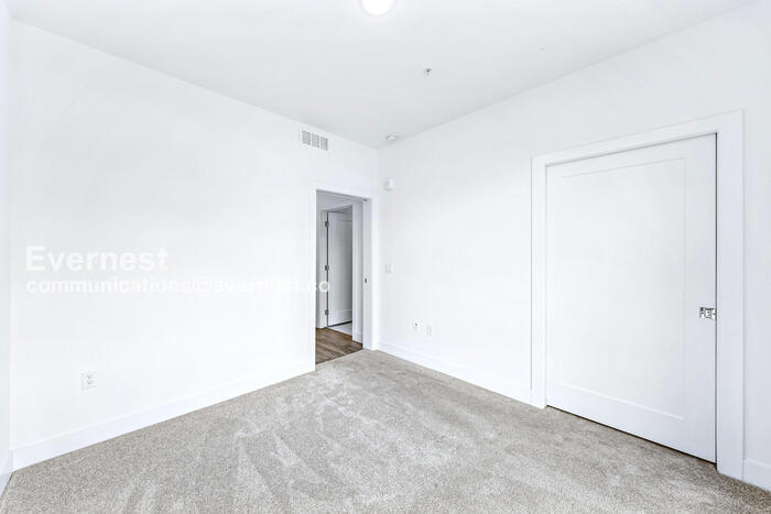 Building Photo - 3500 S Corona St
