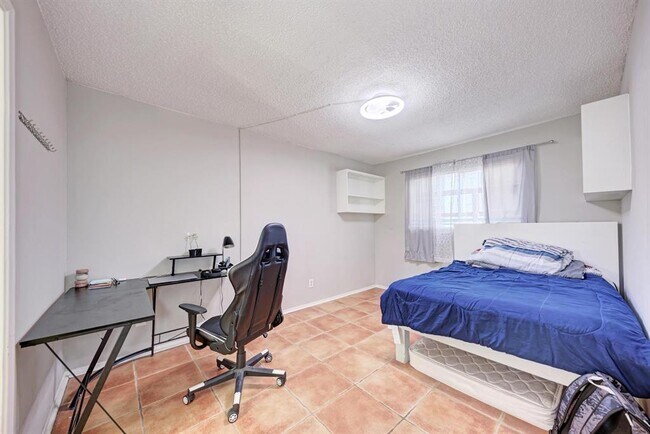 Building Photo - 803 W 28th St