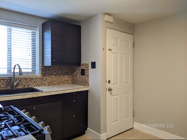 Building Photo - 1005 Newton St