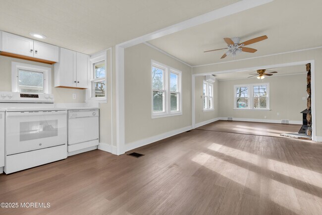 Building Photo - 2061 Lakewood Rd