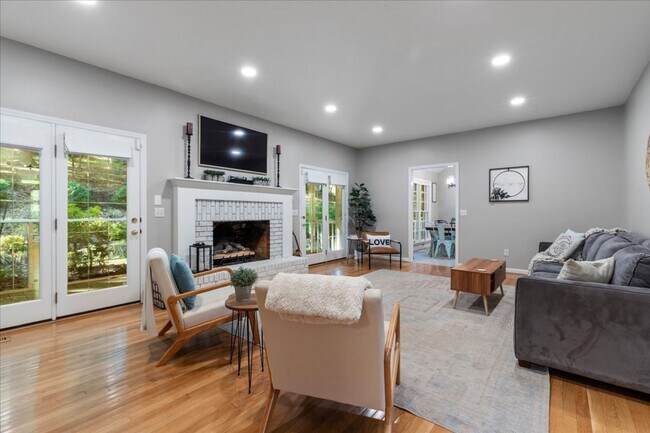 Building Photo - Five Bedroom Home