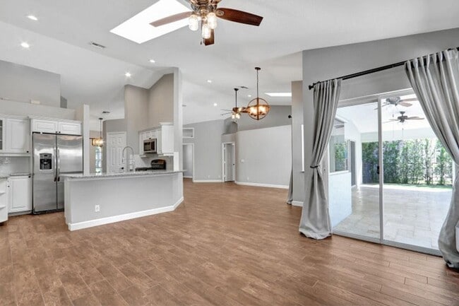 Building Photo - 1097 Egret Cir N