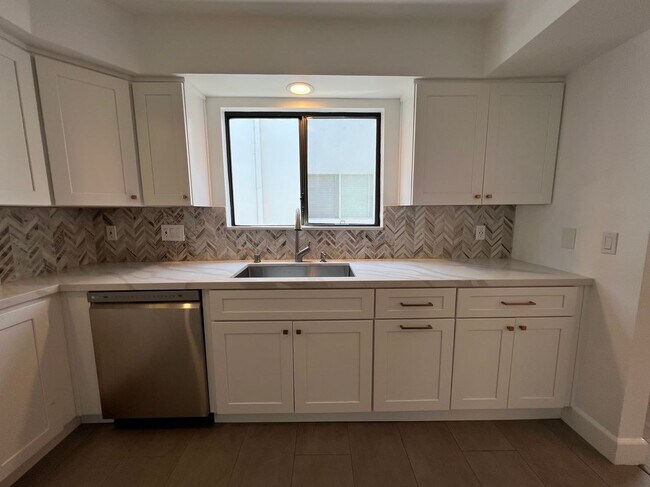 Building Photo - 12938 Valleyheart Dr