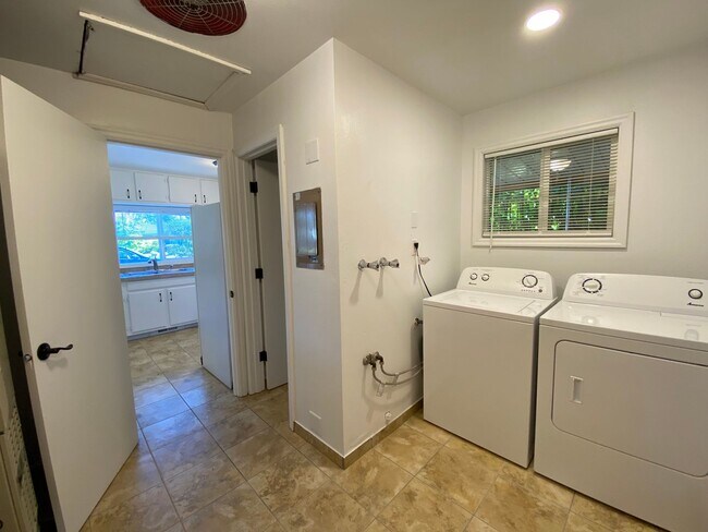 Building Photo - 355irv