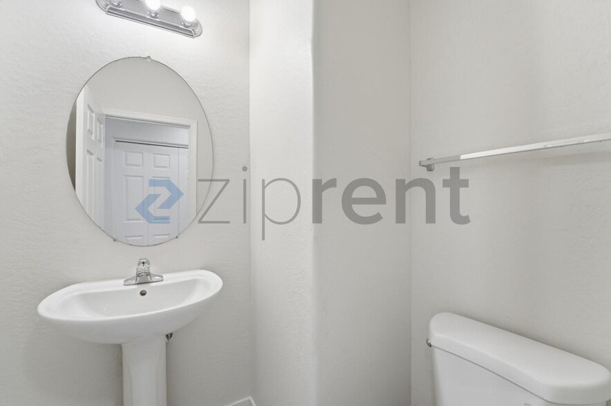 Building Photo - 2600 E Springfield Pl