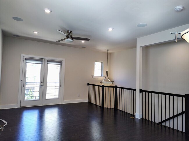 Building Photo - Modern End-Unit Townhome located in the Ce...