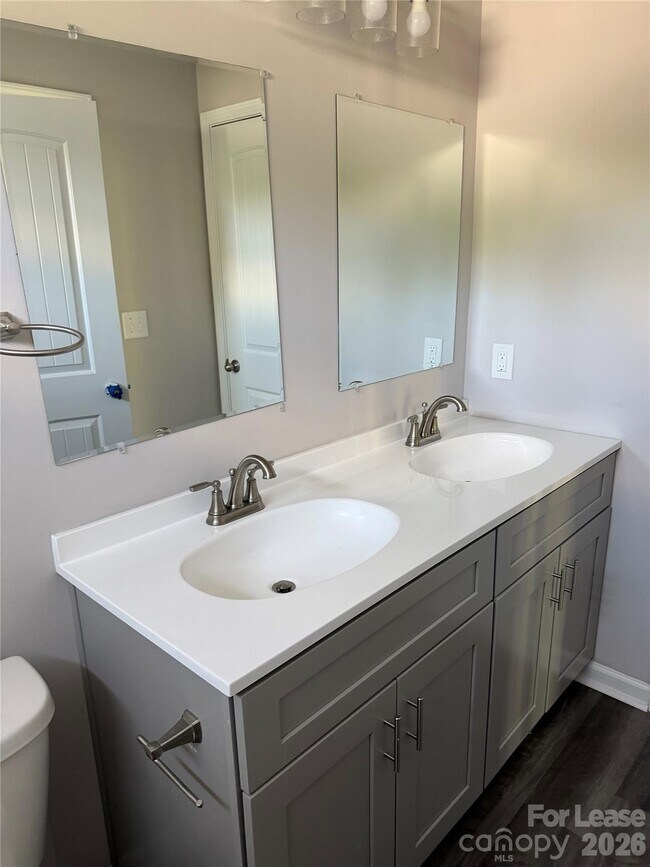 Building Photo - 408 S Elm St