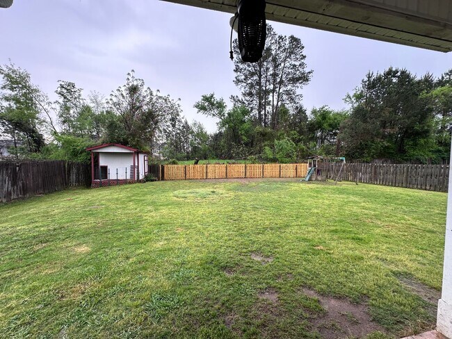 Building Photo - Welcome to this spacious 6 bedroom, 4 bath...